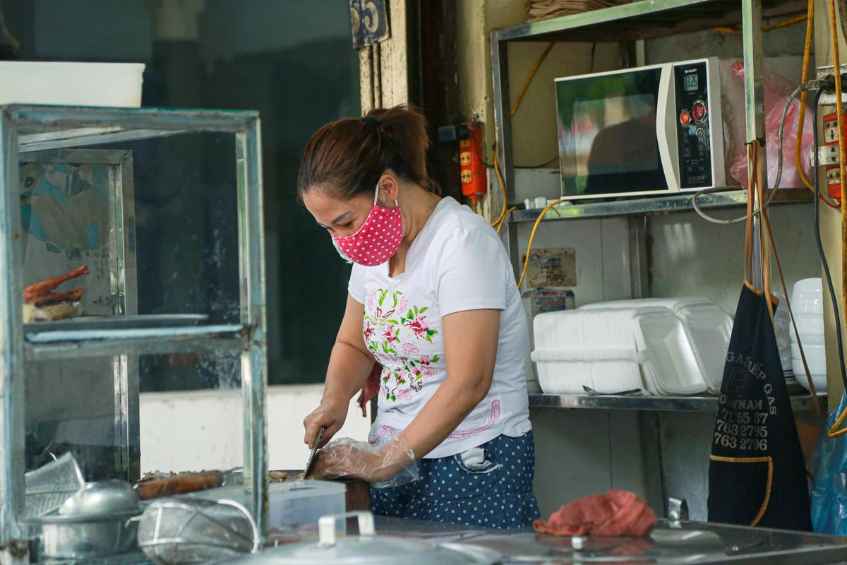 Hàng ăn uống tại nhiều quận ở Hà Nội bán mang về, người dân xếp hàng: 'Chờ gần tiếng rồi lại hết hàng' Ảnh 11