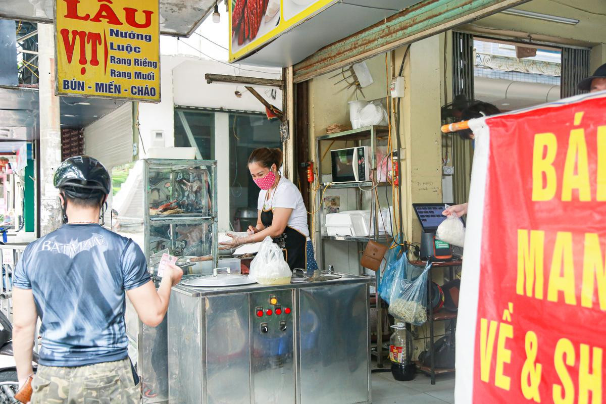 Hàng ăn uống tại nhiều quận ở Hà Nội bán mang về, người dân xếp hàng: 'Chờ gần tiếng rồi lại hết hàng' Ảnh 15