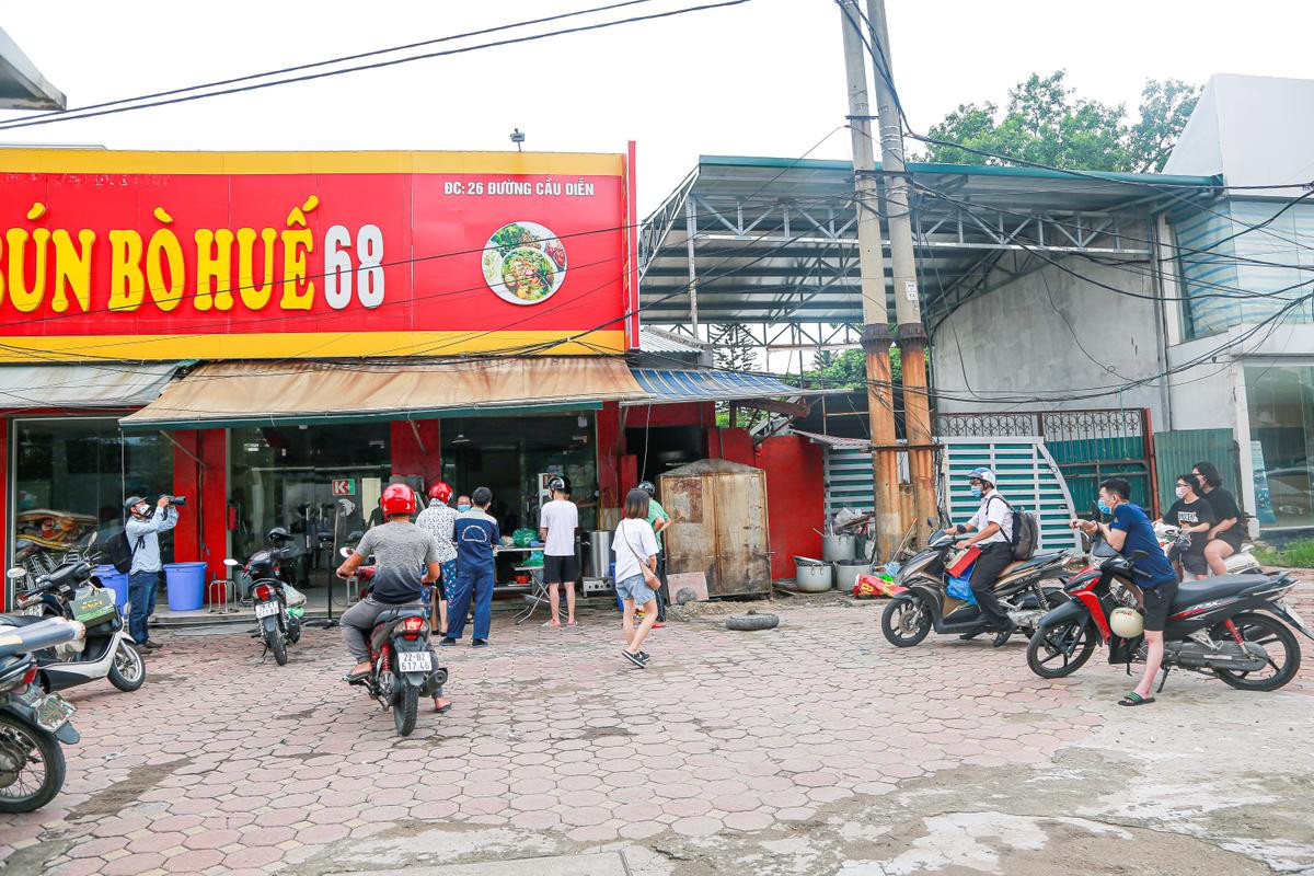 Hàng ăn uống tại nhiều quận ở Hà Nội bán mang về, người dân xếp hàng: 'Chờ gần tiếng rồi lại hết hàng' Ảnh 16