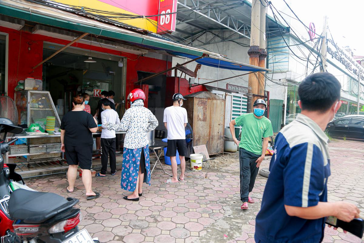 Hàng ăn uống tại nhiều quận ở Hà Nội bán mang về, người dân xếp hàng: 'Chờ gần tiếng rồi lại hết hàng' Ảnh 17