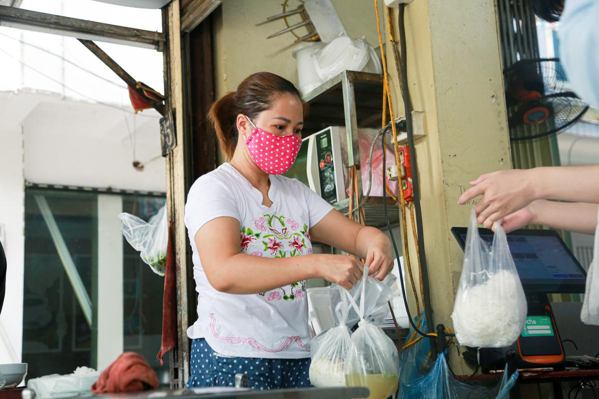 Hàng ăn uống tại nhiều quận ở Hà Nội bán mang về, người dân xếp hàng: 'Chờ gần tiếng rồi lại hết hàng' Ảnh 14