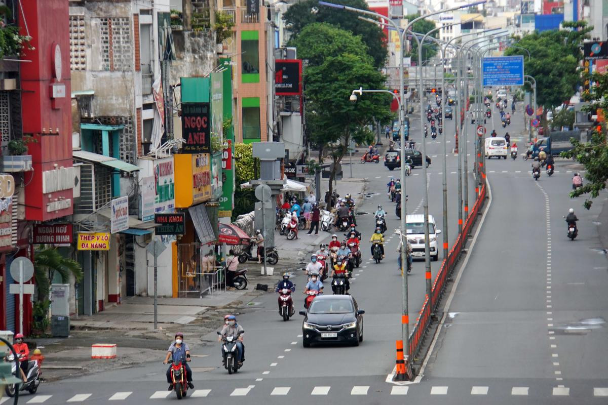 Ngày 16/9: Đường phố TP.HCM nhộn nhịp xe cộ khi nhiều hoạt động được nới lỏng Ảnh 3