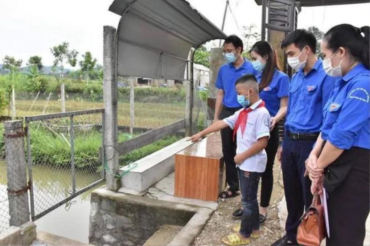 Sở GD&ĐT Hà Tĩnh tặng giấy khen cho nam sinh lớp 4 dũng cảm cứu bé trai 2 tuổi bị đuối nước Ảnh 1