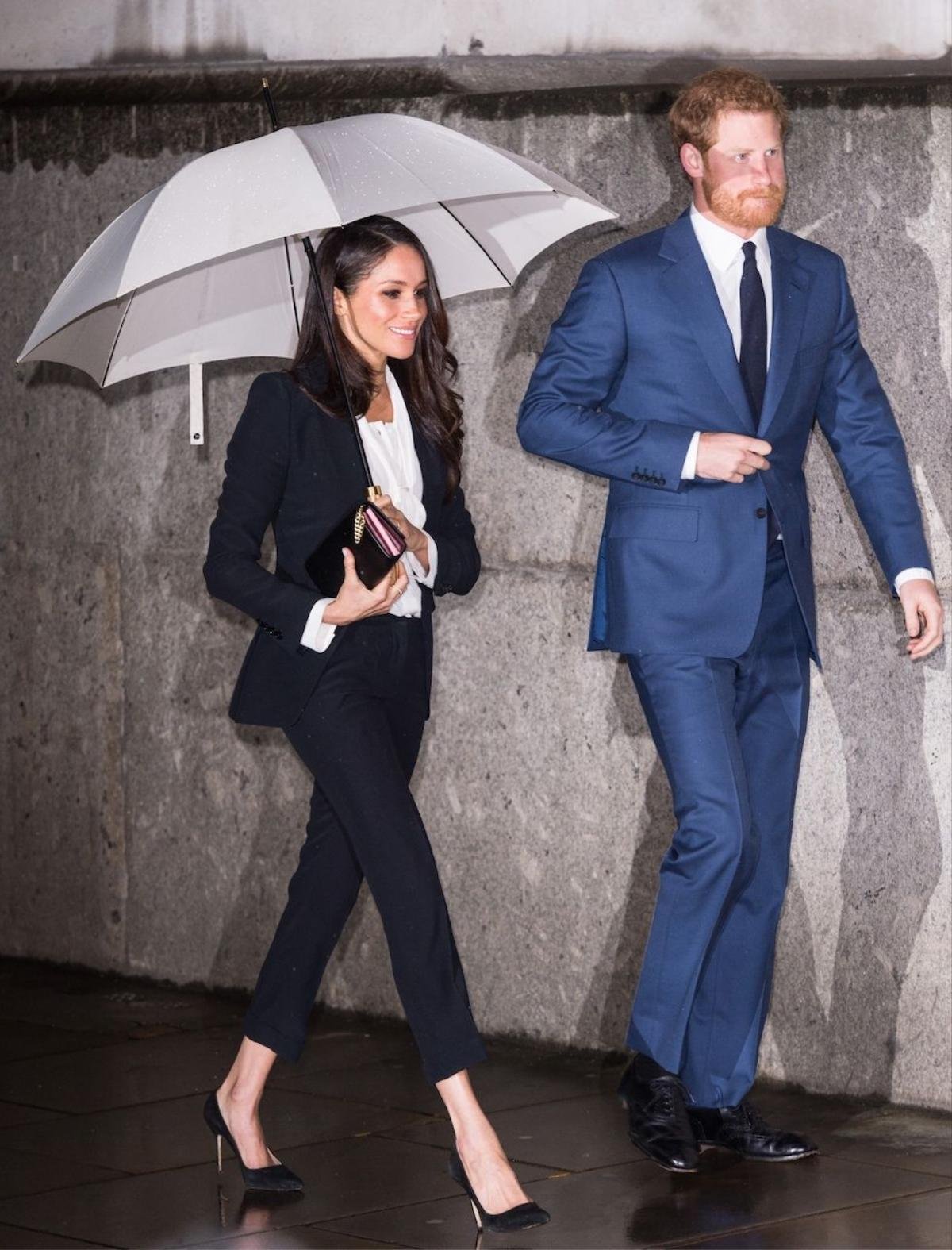 Xuất hiện trên bìa TIME, Hoàng tử Harry bị ví như thợ làm tóc của Meghan Ảnh 4