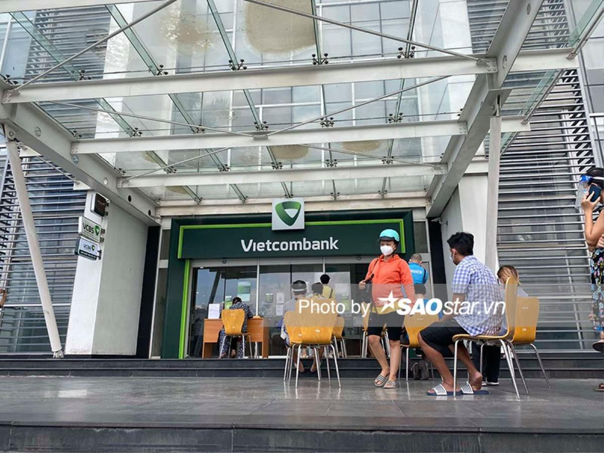 Khung cảnh Vietcombank trước 'giờ G' Thủy Tiên - Công Vinh sao kê tiền từ thiện Ảnh 2