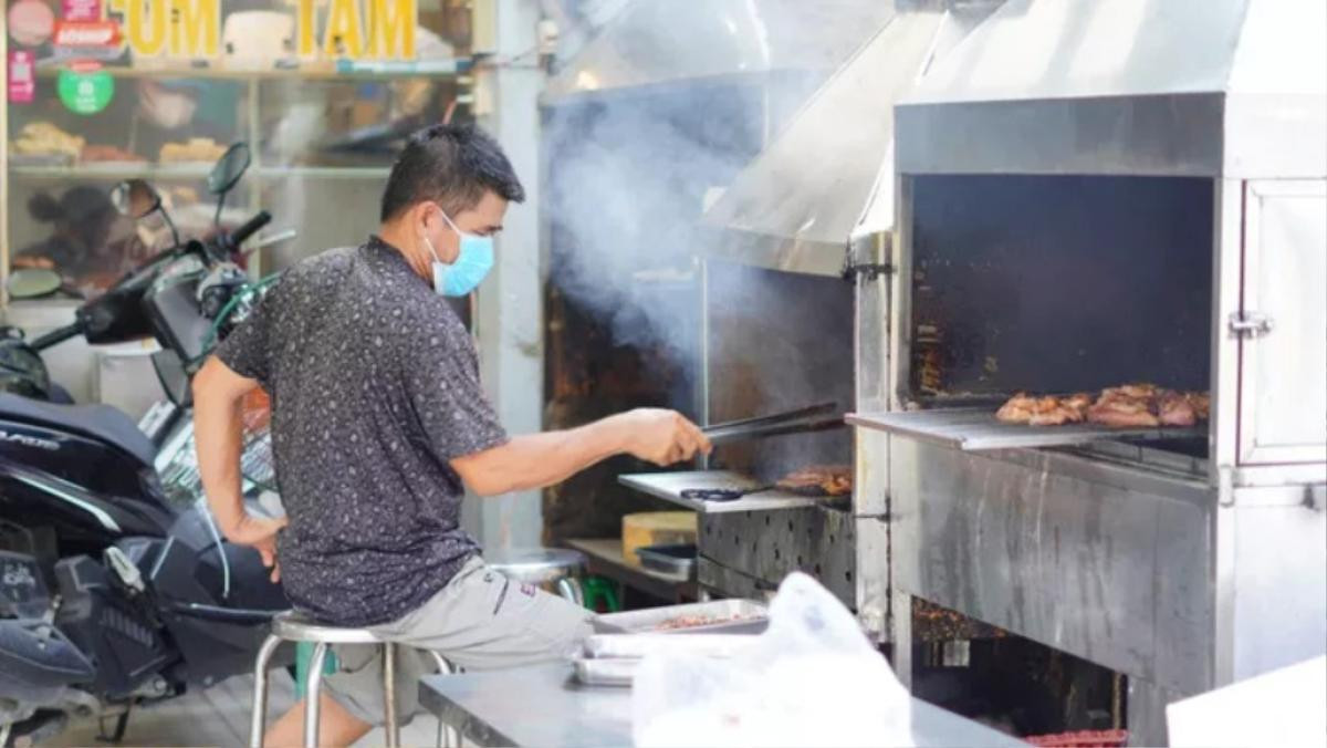 Cuộc sống bình thường mới tại 'vùng xanh' ở TP.HCM: Đường phố nhộn nhịp, nhiều cửa hàng mở cửa trở lại Ảnh 5