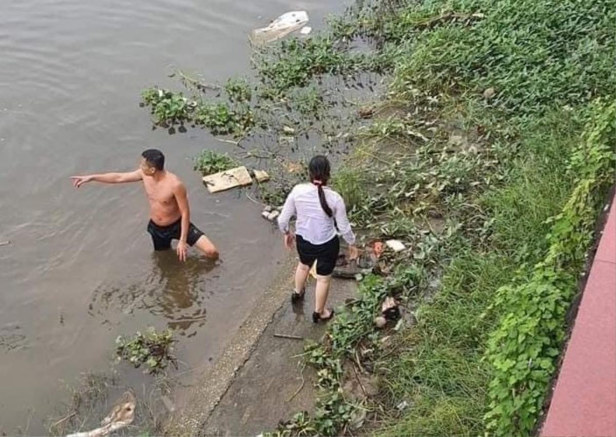 Clip: Thấy cô gái chới với giữa sông, người đàn ông vội lao xuống giải cứu, danh tính của anh còn sốc hơn Ảnh 3