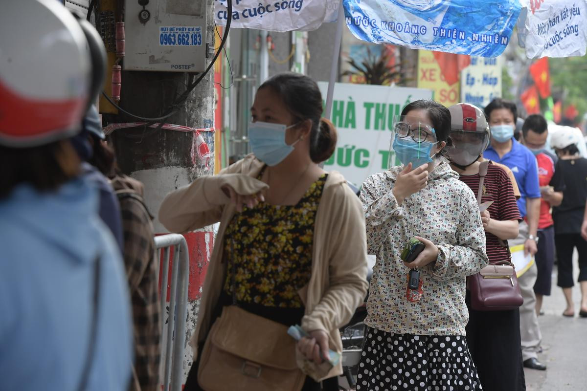 Hà Nội: Người dân xếp hàng dài, kiên nhẫn chờ mua bánh trung thu tại 'vùng xanh' Ảnh 10