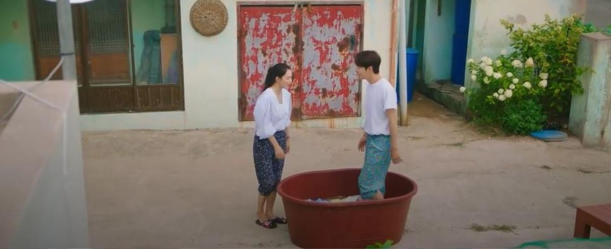 'Hometown Cha Cha Cha' tập: Mặc kệ người thứ ba, Shin Min Ah và Kim Seon Ho vẫn 'bắn thính' tung tóe Ảnh 10