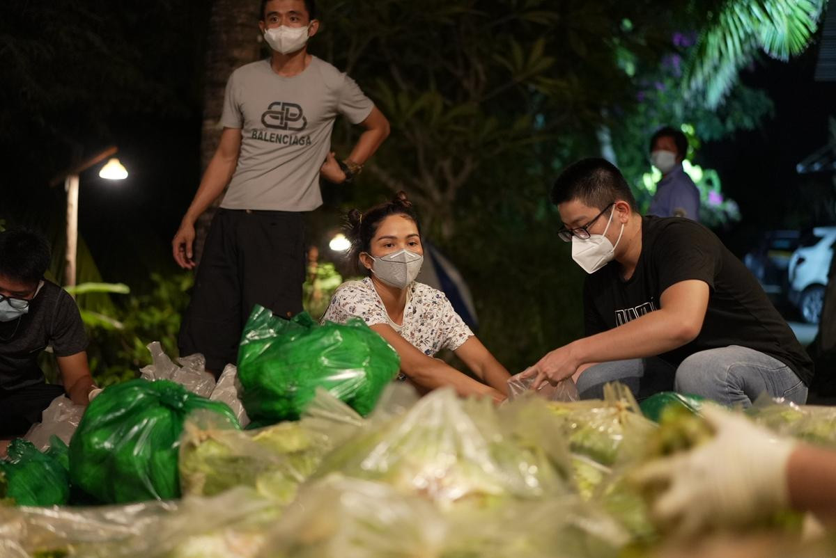 Đi tình nguyện tự tay khiêng 50kg gạo, H'Hen Niê quả là nàng Hậu khỏe nhất Vbiz Ảnh 2