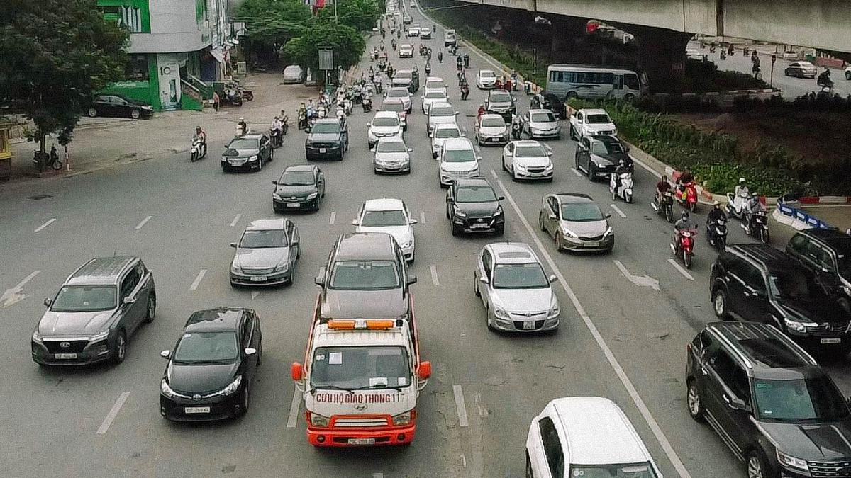 Đường phố Hà Nội lại tấp nập, ùn ứ trong ngày đầu tuần sau thời điểm nới lỏng một số hoạt động Ảnh 1