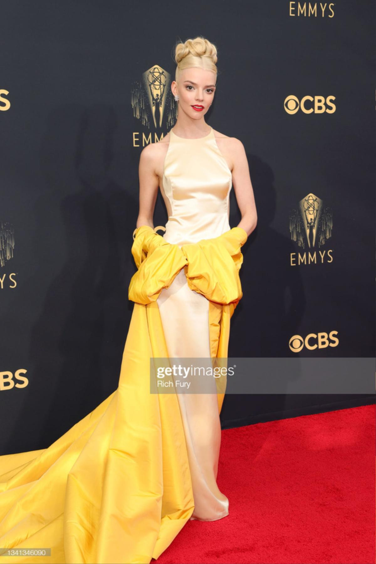 Thảm đỏ Emmy 2021 nhiều trang phục khó hiểu, nữ thần Anya Taylor-Joy cũng kém xinh vì gầy xác xơ Ảnh 3