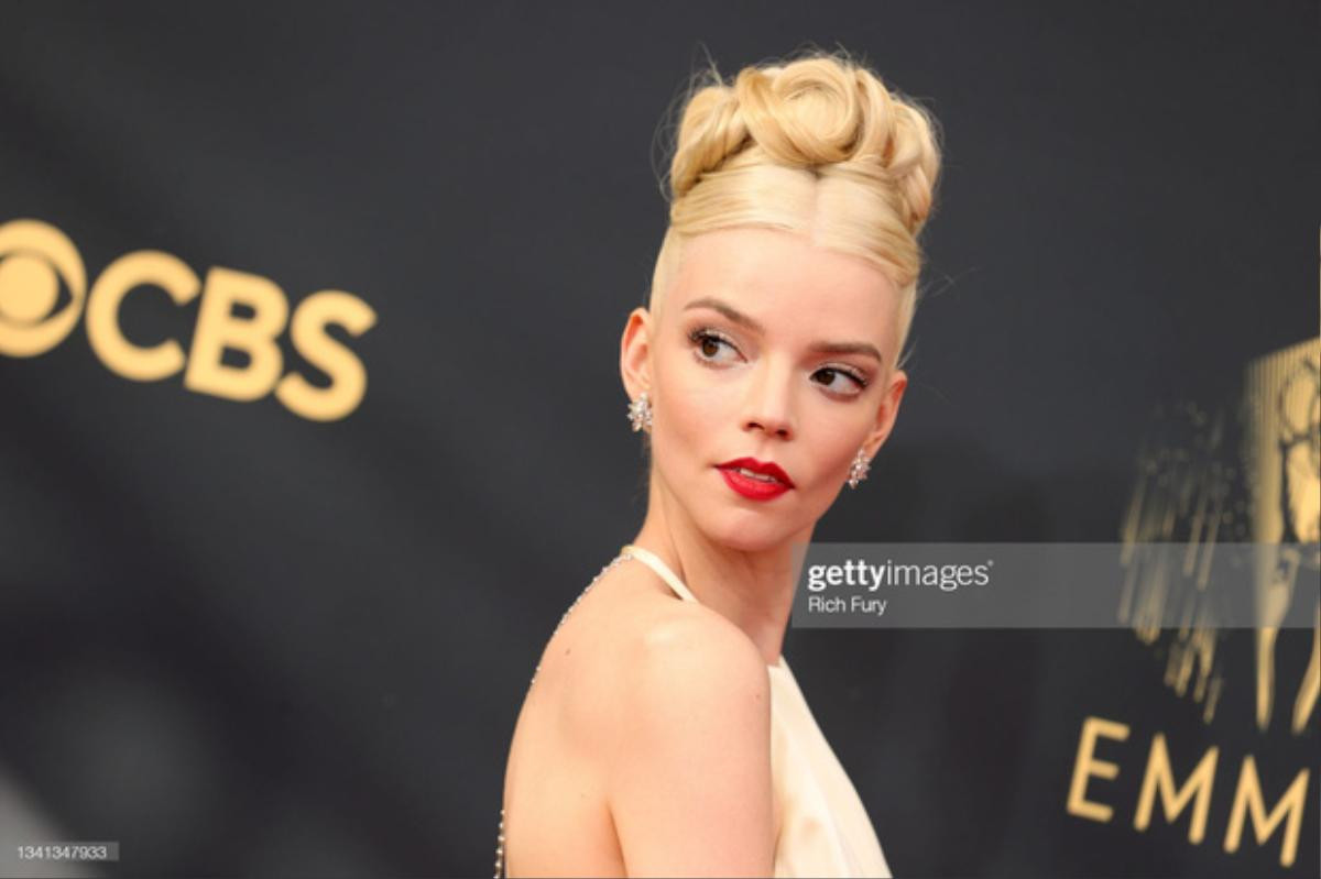 Thảm đỏ Emmy 2021 nhiều trang phục khó hiểu, nữ thần Anya Taylor-Joy cũng kém xinh vì gầy xác xơ Ảnh 4