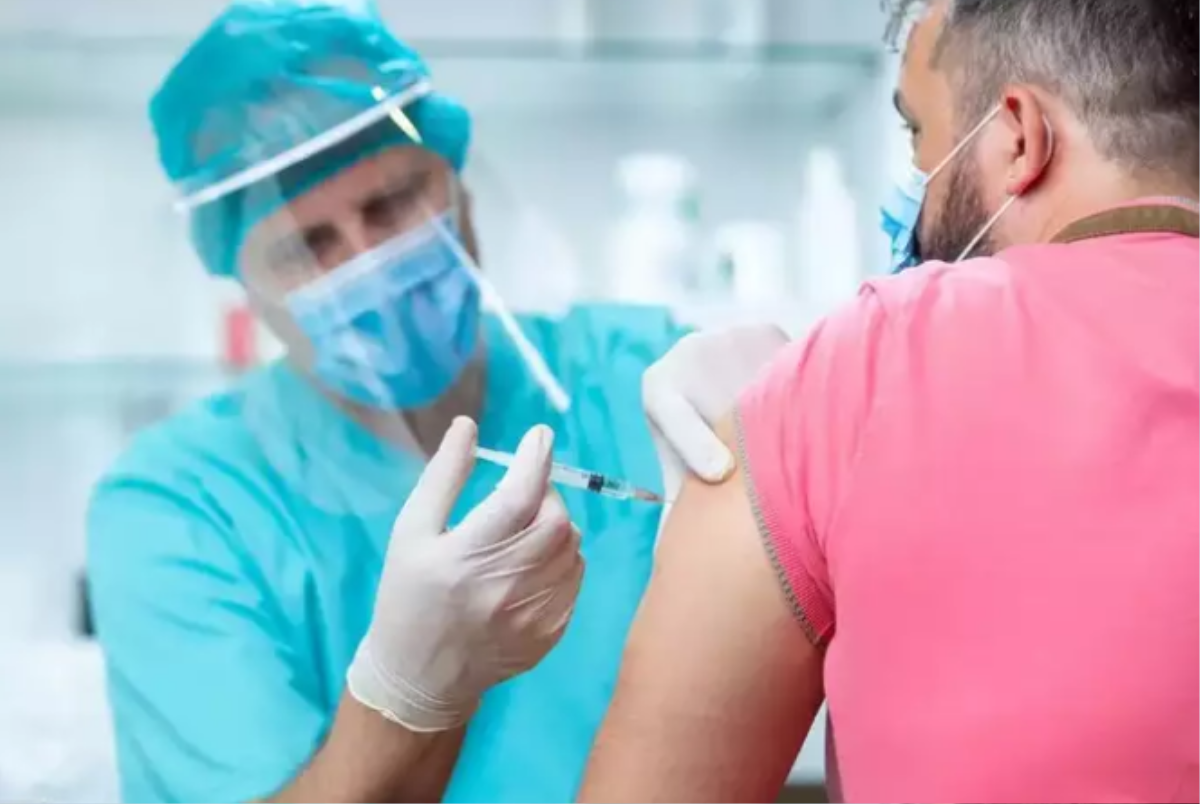 Có những phản ứng này trong vòng 20 ngày sau khi tiêm vaccine Covid-19, cần tới gặp bác sĩ ngay Ảnh 2