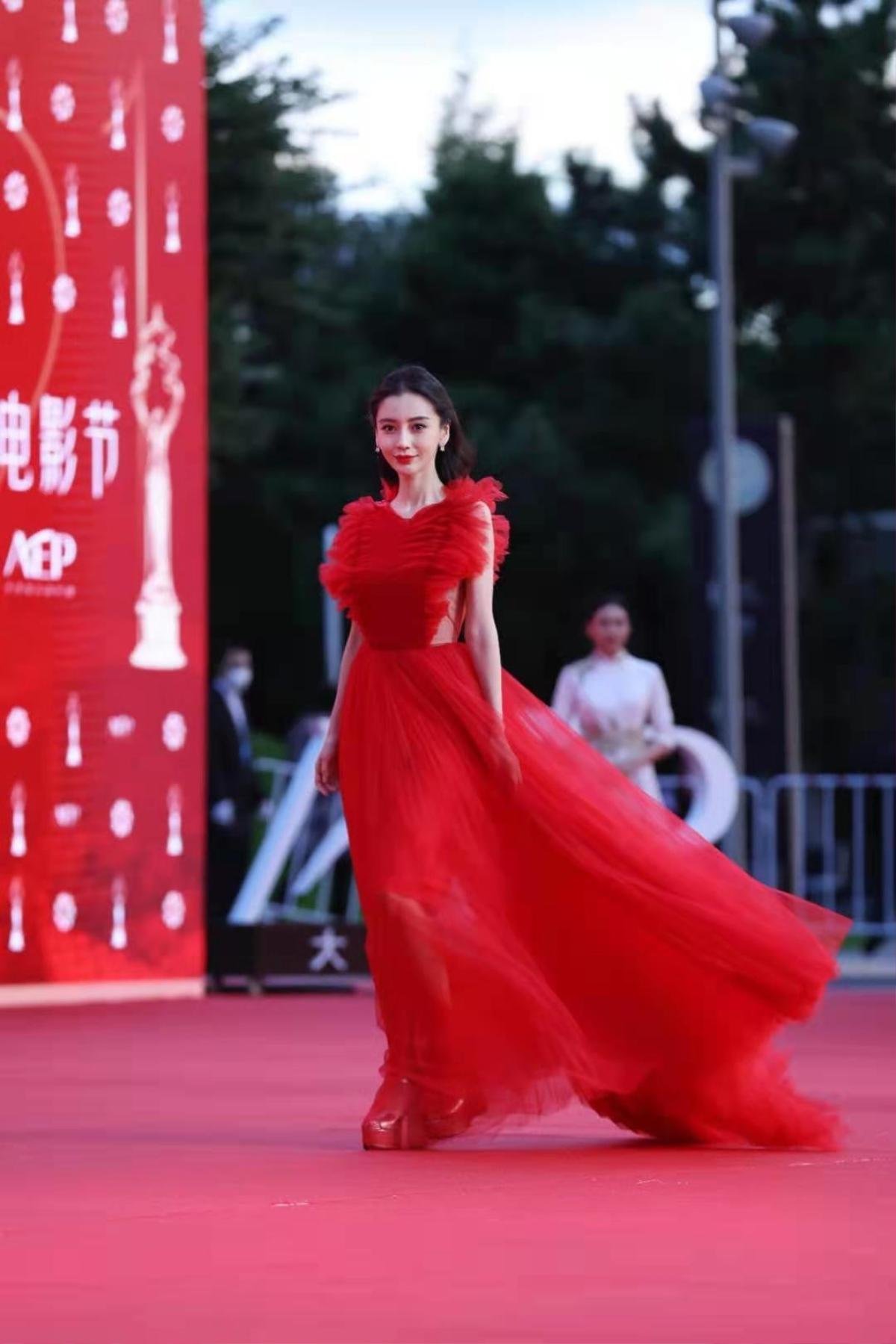 Angelababy mặc váy Dior đỏ chót 'ăn đứt' sao nữ Hollywood Ảnh 3