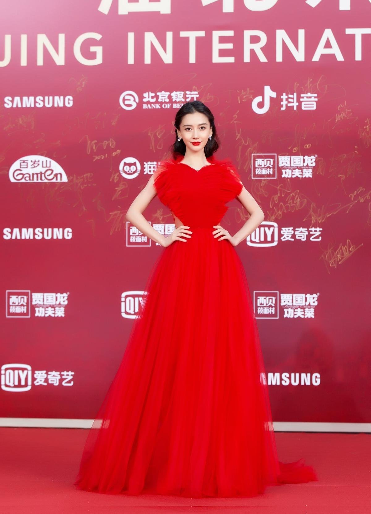 Angelababy mặc váy Dior đỏ chót 'ăn đứt' sao nữ Hollywood Ảnh 4