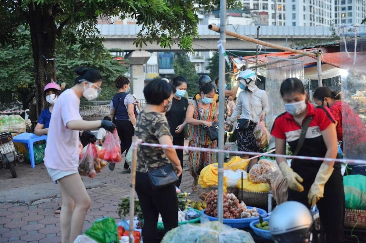 Người dân Hà Nội tấp nập đi chợ từ tờ mờ sáng trong ngày đầu nới lỏng giãn cách Ảnh 11