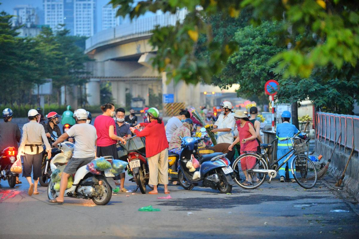 Người dân Hà Nội tấp nập đi chợ từ tờ mờ sáng trong ngày đầu nới lỏng giãn cách Ảnh 8