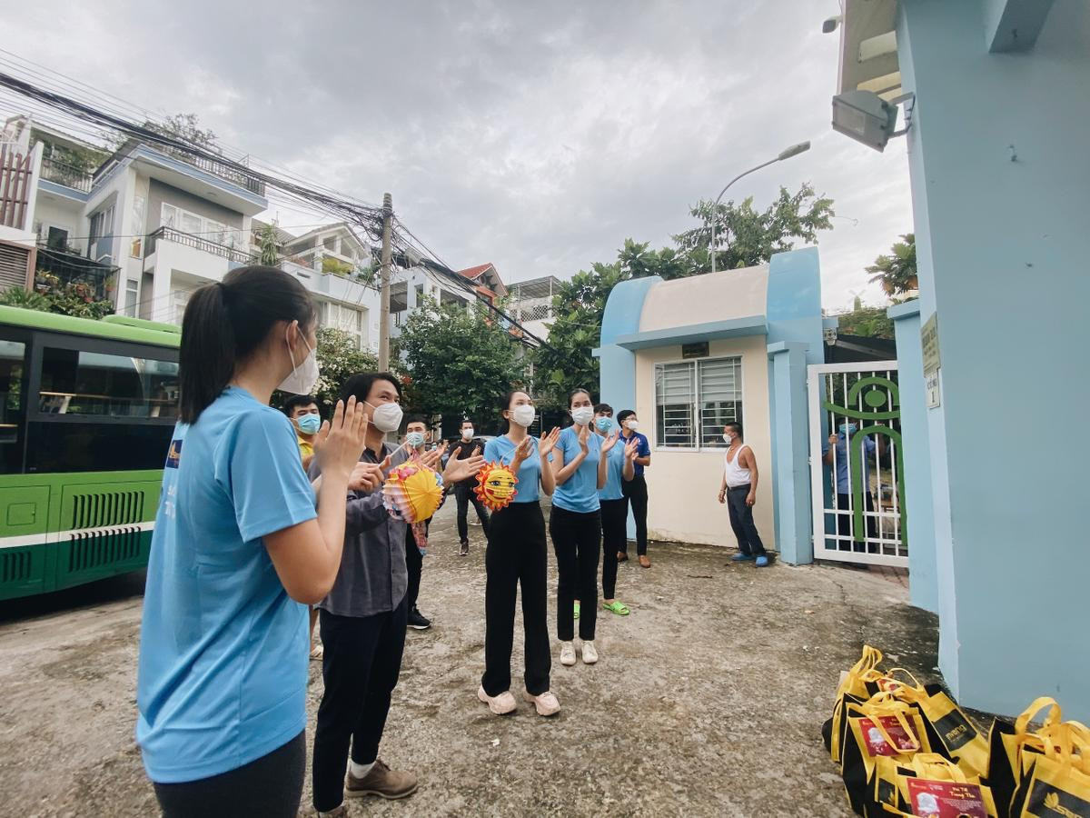 Tiểu Vy, Phương Anh xông pha tâm dịch, rước đèn đón trung thu cùng các em nhỏ bị cách ly Ảnh 9