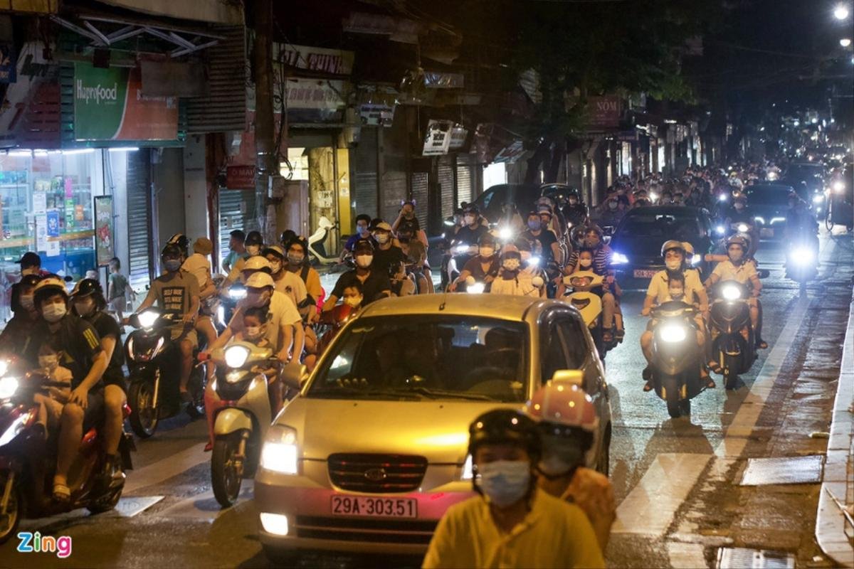 'Biển người' đổ xô lên phố cổ Hà Nội đi chơi Trung thu trong ngày đầu nới lỏng giãn cách Ảnh 11