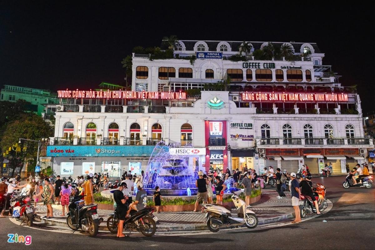 'Biển người' đổ xô lên phố cổ Hà Nội đi chơi Trung thu trong ngày đầu nới lỏng giãn cách Ảnh 12