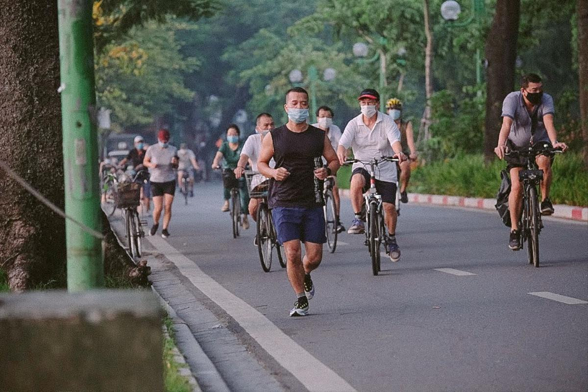 Nhiều người dân Hà Nội kéo nhau đi tập thể dục, đạp xe, khi vừa nới lỏng giãn cách Ảnh 5