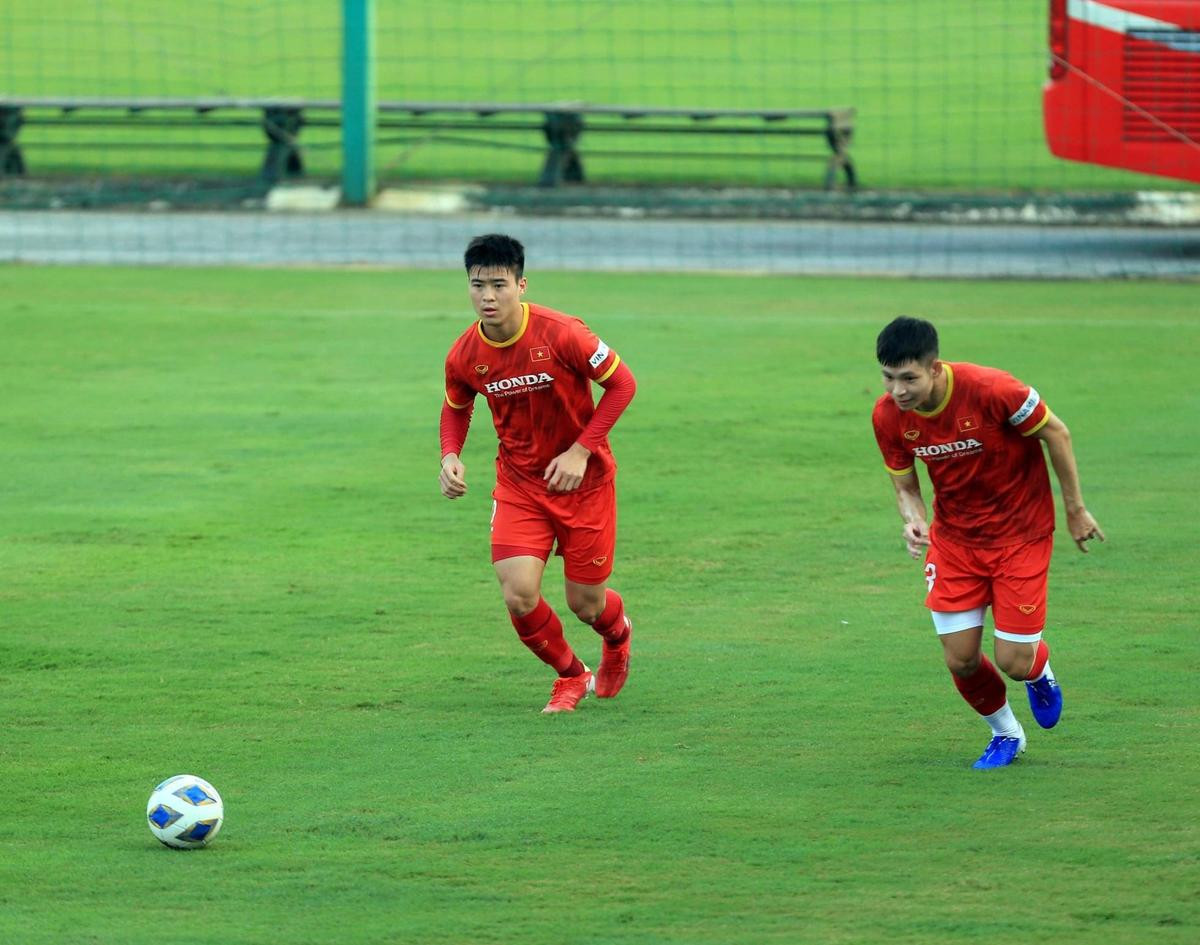 'Phi công' bị Ngọc Trinh tố ngoại tình được ông Park đưa lên tập cùng Quang Hải, Công Phượng Ảnh 2