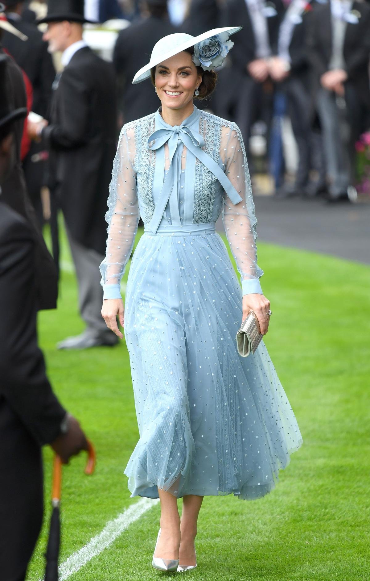 Phương Oanh (Hương Vị Tình Thân) mặc váy baby blue 'na ná' Công nương Kate Middleton Ảnh 3