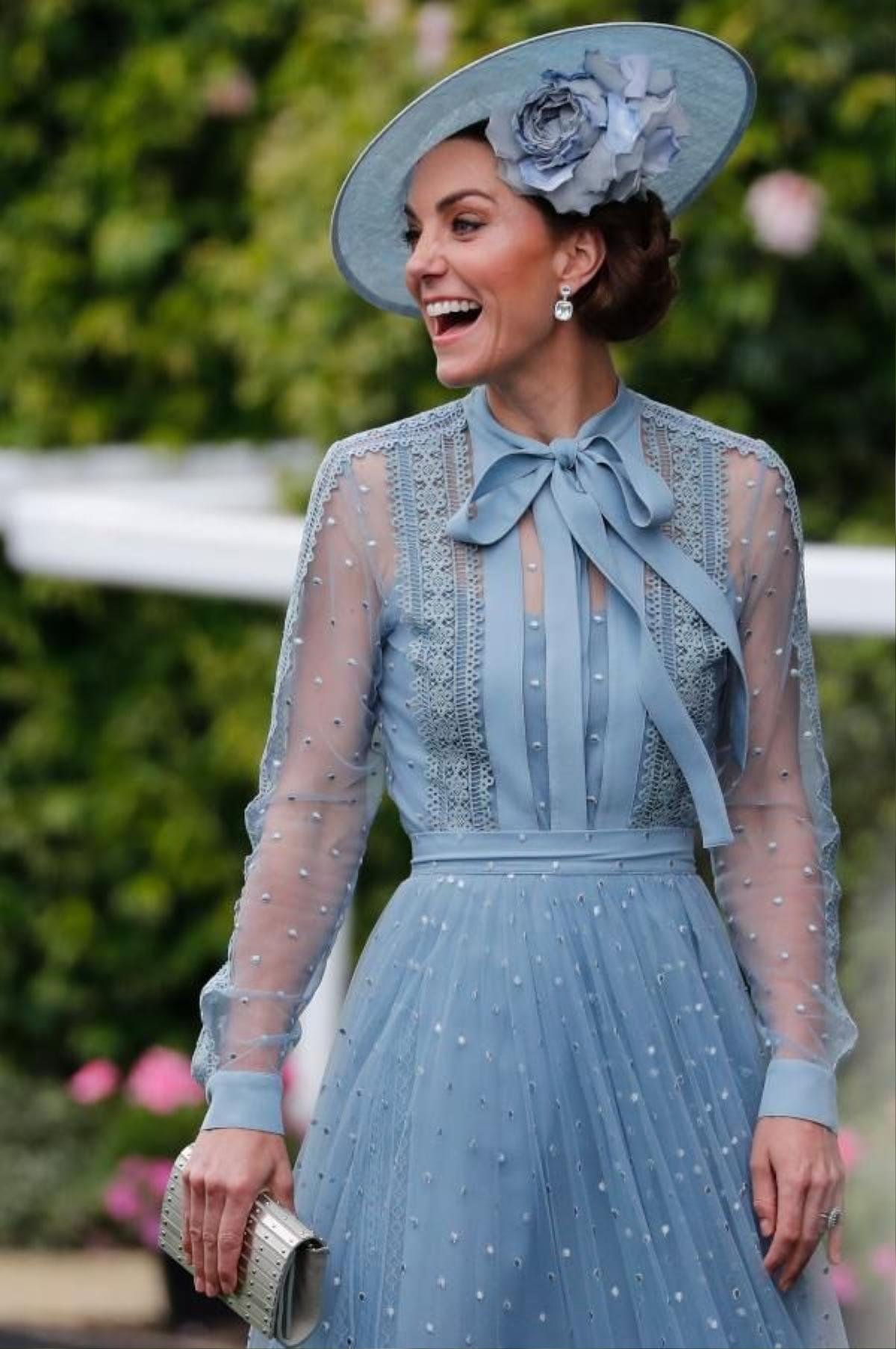 Phương Oanh (Hương Vị Tình Thân) mặc váy baby blue 'na ná' Công nương Kate Middleton Ảnh 5