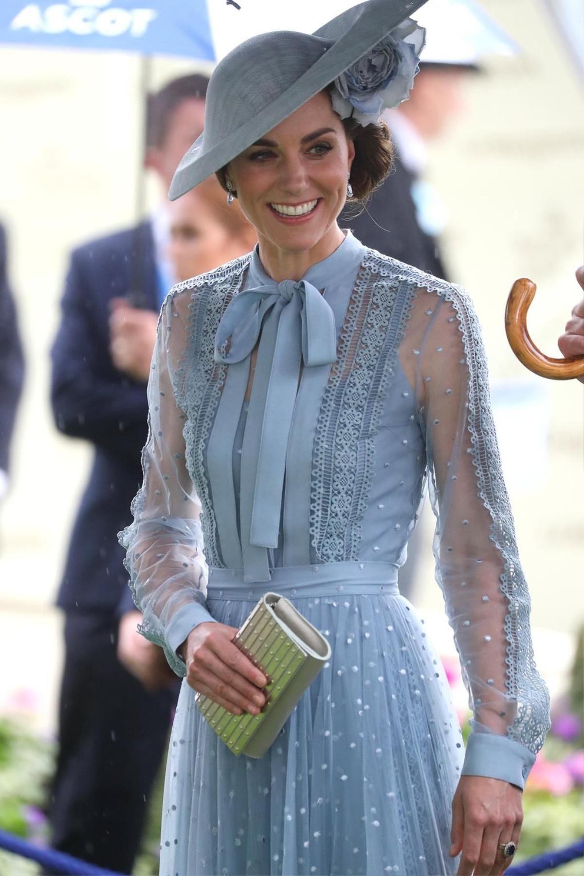 Phương Oanh (Hương Vị Tình Thân) mặc váy baby blue 'na ná' Công nương Kate Middleton Ảnh 4