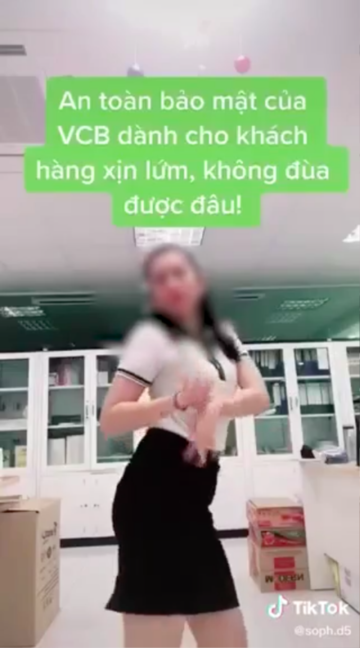 Netizen chao đảo khi cô gái mặc đồng phục Vietcombank vừa quẩy vừa trả lời 'sao kê TT có chuẩn không'' Ảnh 4