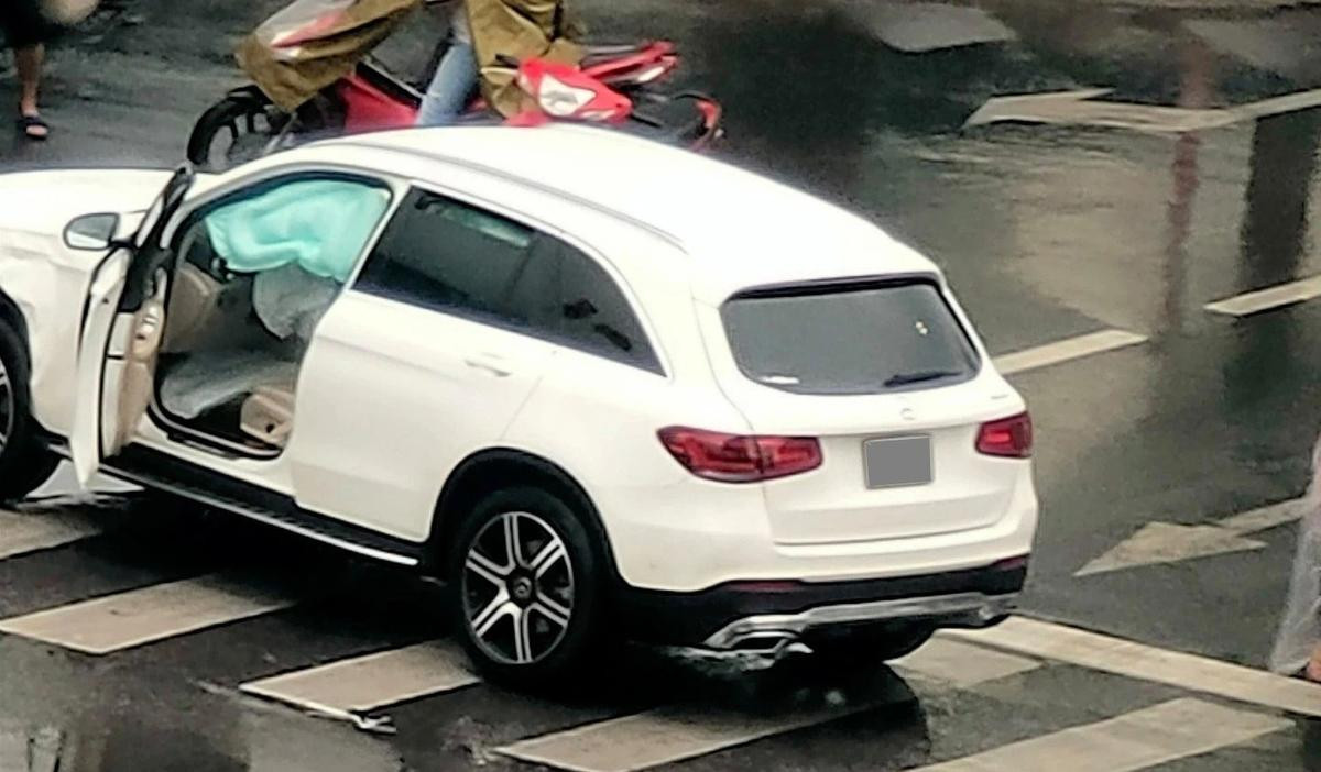 Sau pha vượt đèn đỏ, hai xe sang Mercedes GLC và Jaguar F-Pace tông nhau giữa ngã tư ở Hà Nội Ảnh 2