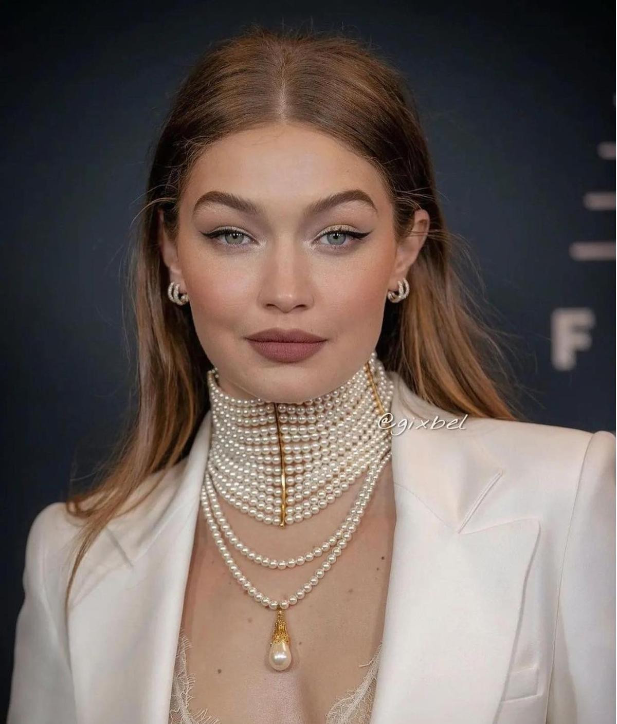 Nối tiếp Kendall, Gigi Hadid gây 'chấn động' với bộ suit hở nội y đẹp nghẹt thở Ảnh 2