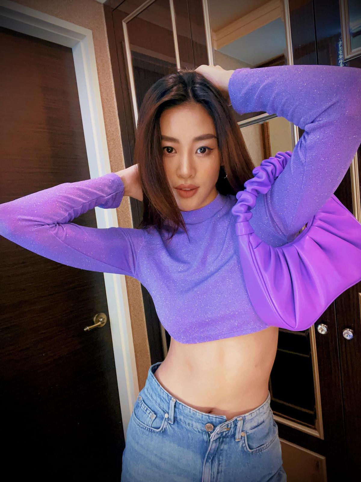 Hoa hậu Khánh Vân diện áo crop-top sắc tím khoe vòng eo không chút mỡ thừa Ảnh 1