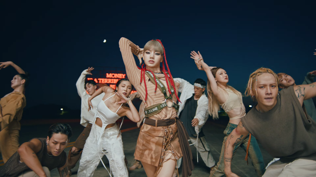 Lisa (BlackPink) tung MV đặc biệt cực chất cho ca khúc mới, dân mạng hụt hẫng: 'Không quá ấn tượng' Ảnh 14