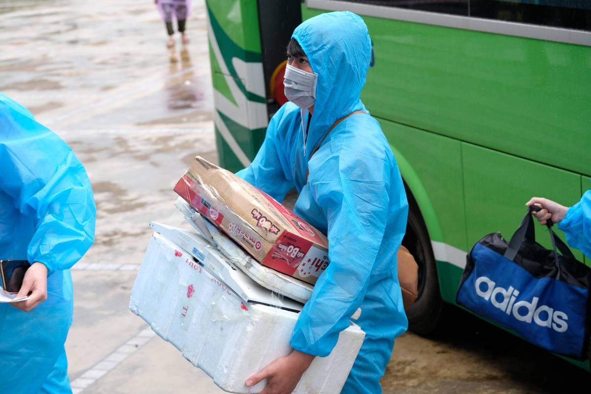 Hà Nội: Người dân phường Thanh Xuân Trung mặc đồ bảo hộ, đội mưa trở về nhà sau 21 ngày cách ly Ảnh 7