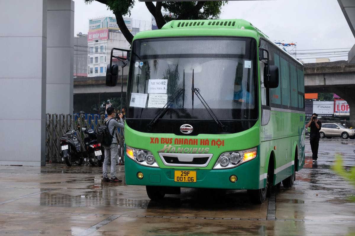 Hà Nội: Người dân phường Thanh Xuân Trung mặc đồ bảo hộ, đội mưa trở về nhà sau 21 ngày cách ly Ảnh 1