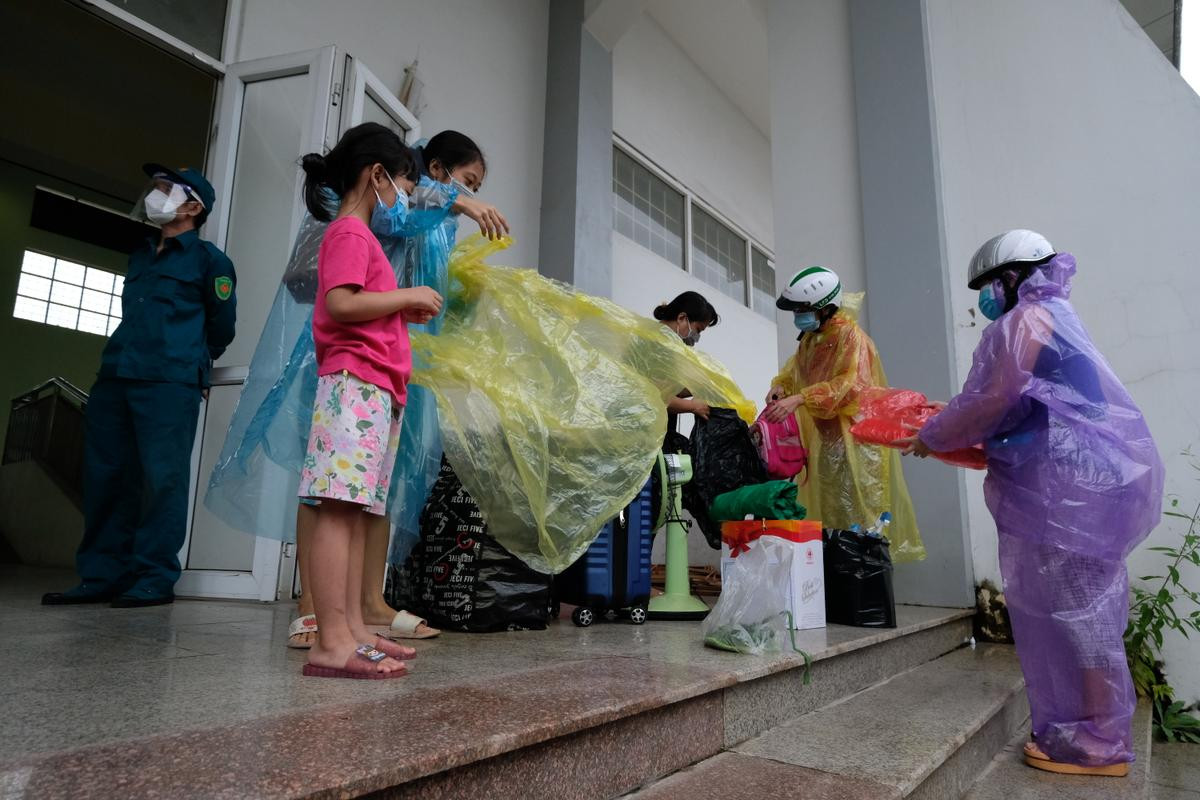 Hà Nội: Người dân phường Thanh Xuân Trung mặc đồ bảo hộ, đội mưa trở về nhà sau 21 ngày cách ly Ảnh 17