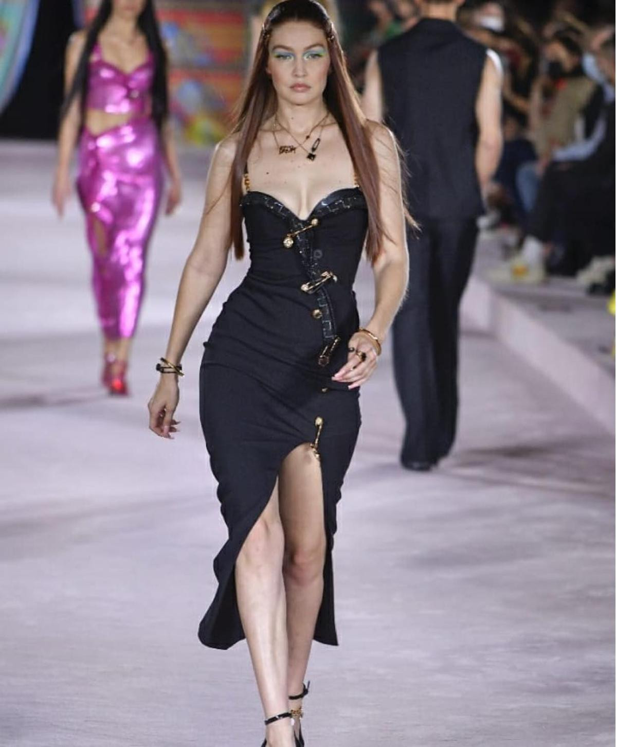 Gigi Hadid cùng cô em chồng tương lai 'náo loạn' show Versace Ảnh 5