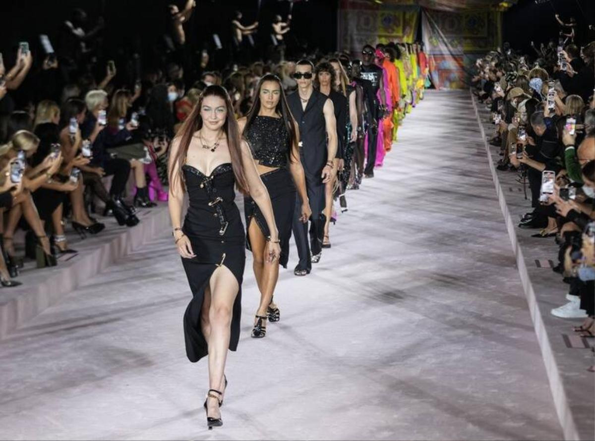 Gigi Hadid cùng cô em chồng tương lai 'náo loạn' show Versace Ảnh 7