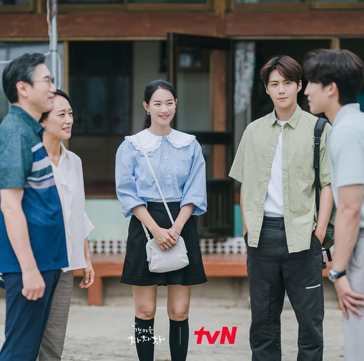 'Hometown Cha Cha Cha' tập 9: Kim Seon Ho vừa ra mắt bố mẹ Shin Min Ah đã đòi làm người yêu Ảnh 3