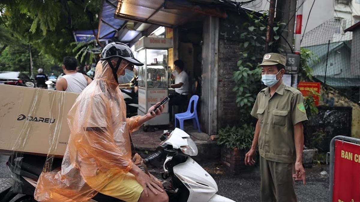 Hà Nội nới lỏng giãn cách, các chốt 'vùng xanh' tại các khu dân cư giờ hoạt động ra sao? Ảnh 9