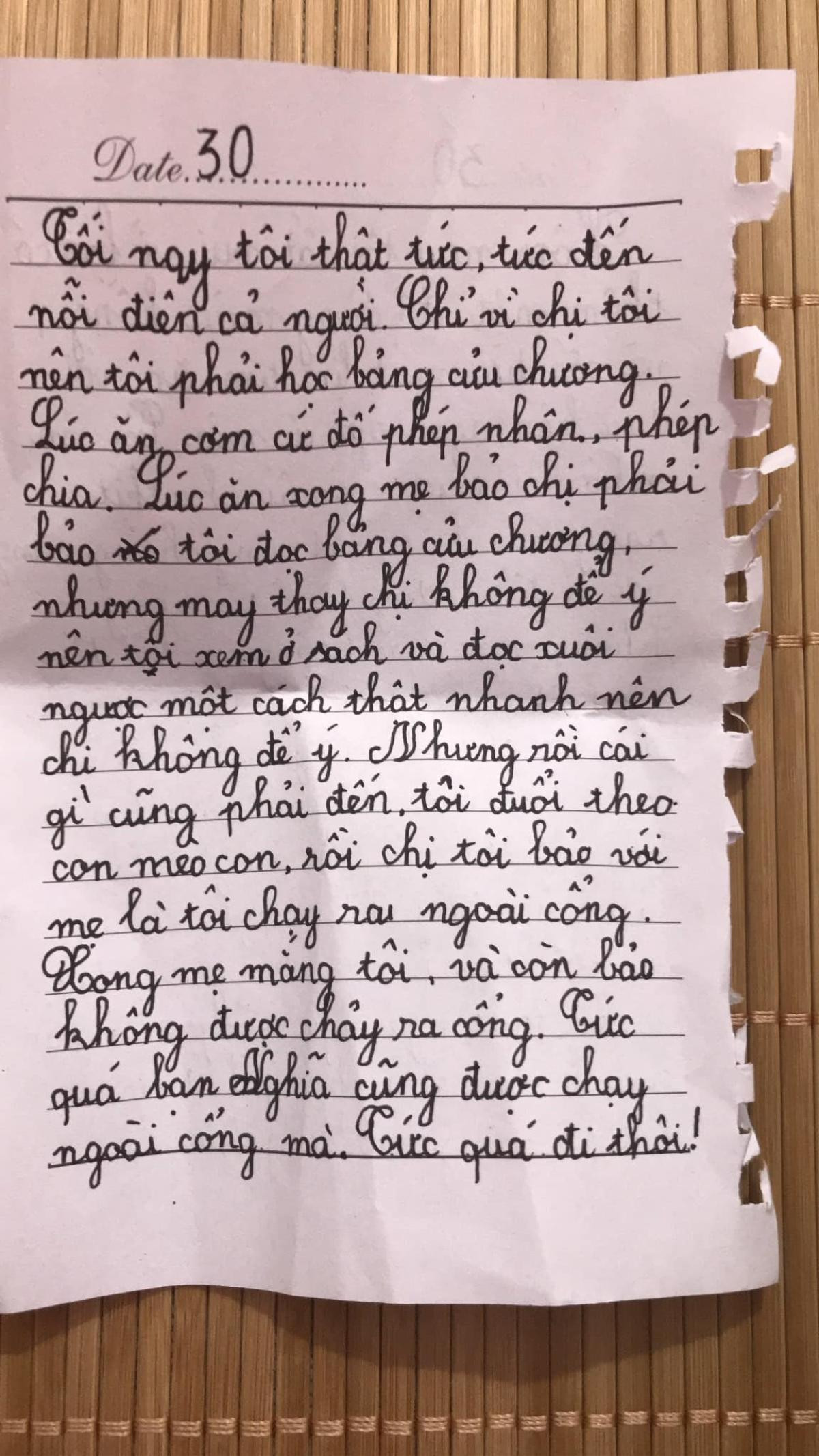 Thấy tờ giấy dưới bàn, chị gái mở ra đọc liền cười lăn: Cô em hay ôm cục tức to đùng là vì lý do này đây Ảnh 1