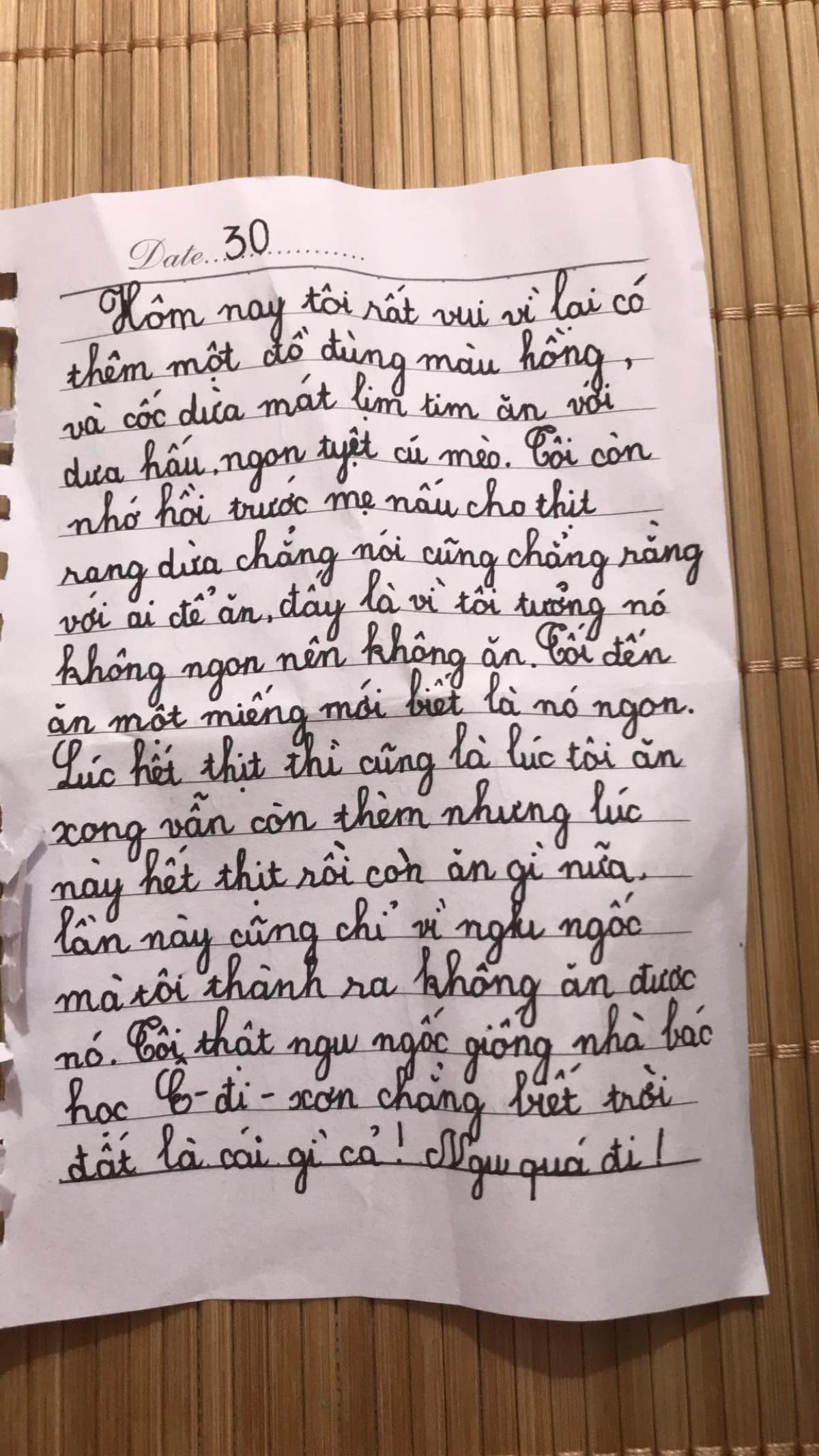 Thấy tờ giấy dưới bàn, chị gái mở ra đọc liền cười lăn: Cô em hay ôm cục tức to đùng là vì lý do này đây Ảnh 2