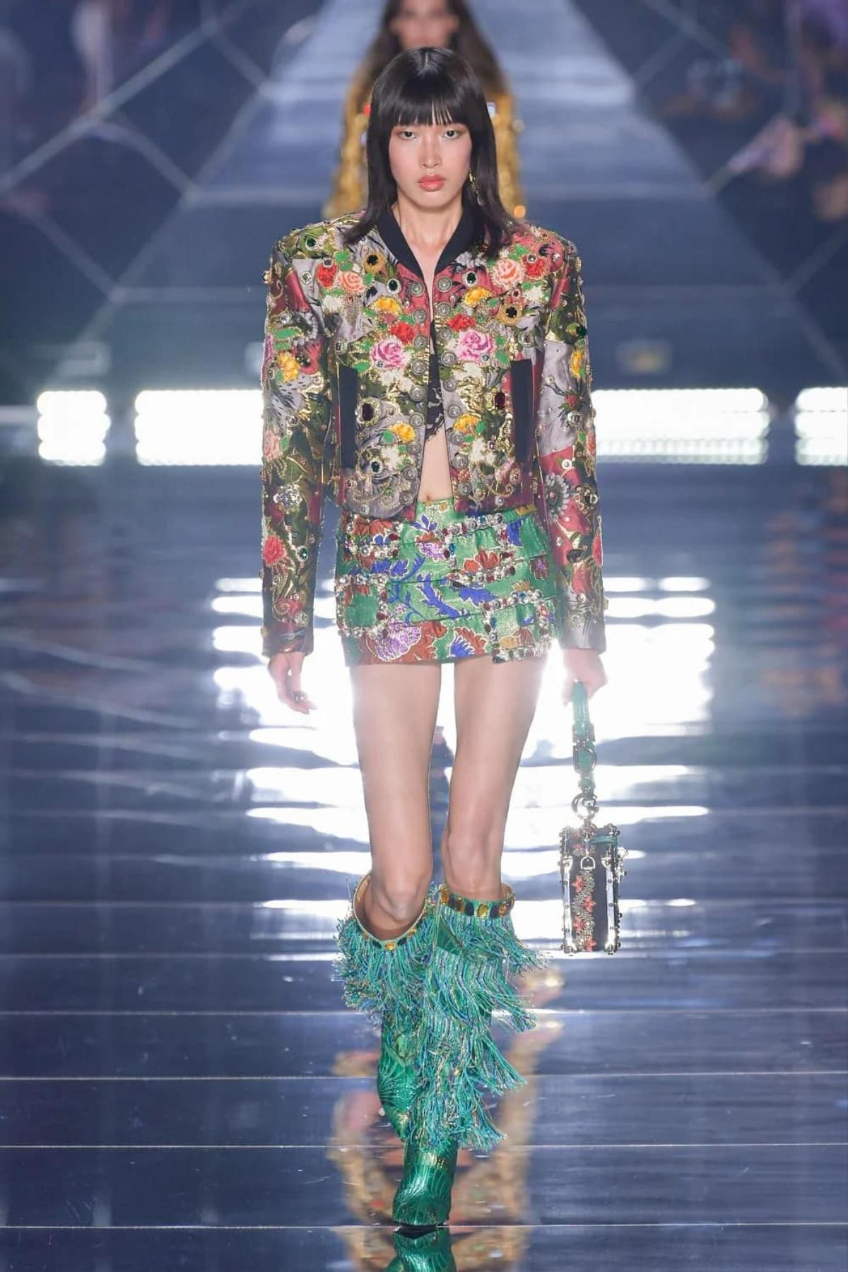 Phương Oanh catwalk show Dolce & Gabbana tại Milan FW, fan Việt bùng nổ tự hào Ảnh 1