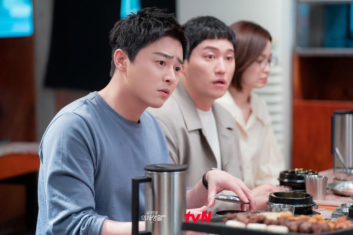 Cư dân mạng cười bể bụng với màn giả gái của Jo Jung Suk: 'Hình tượng giáo sư Lee Ik Jun nay còn đâu' Ảnh 10