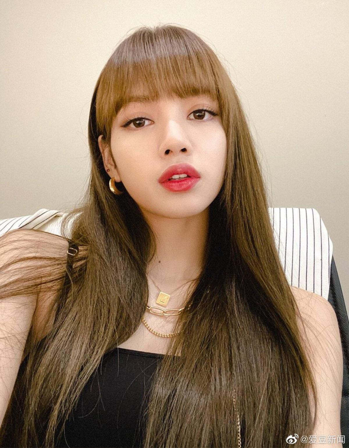 Lisa (BLACKPINK) bất ngờ nói 'U là trời' cực tròn vành rõ chữ, nữ idol 'cưng fan' nhất là đây! Ảnh 5