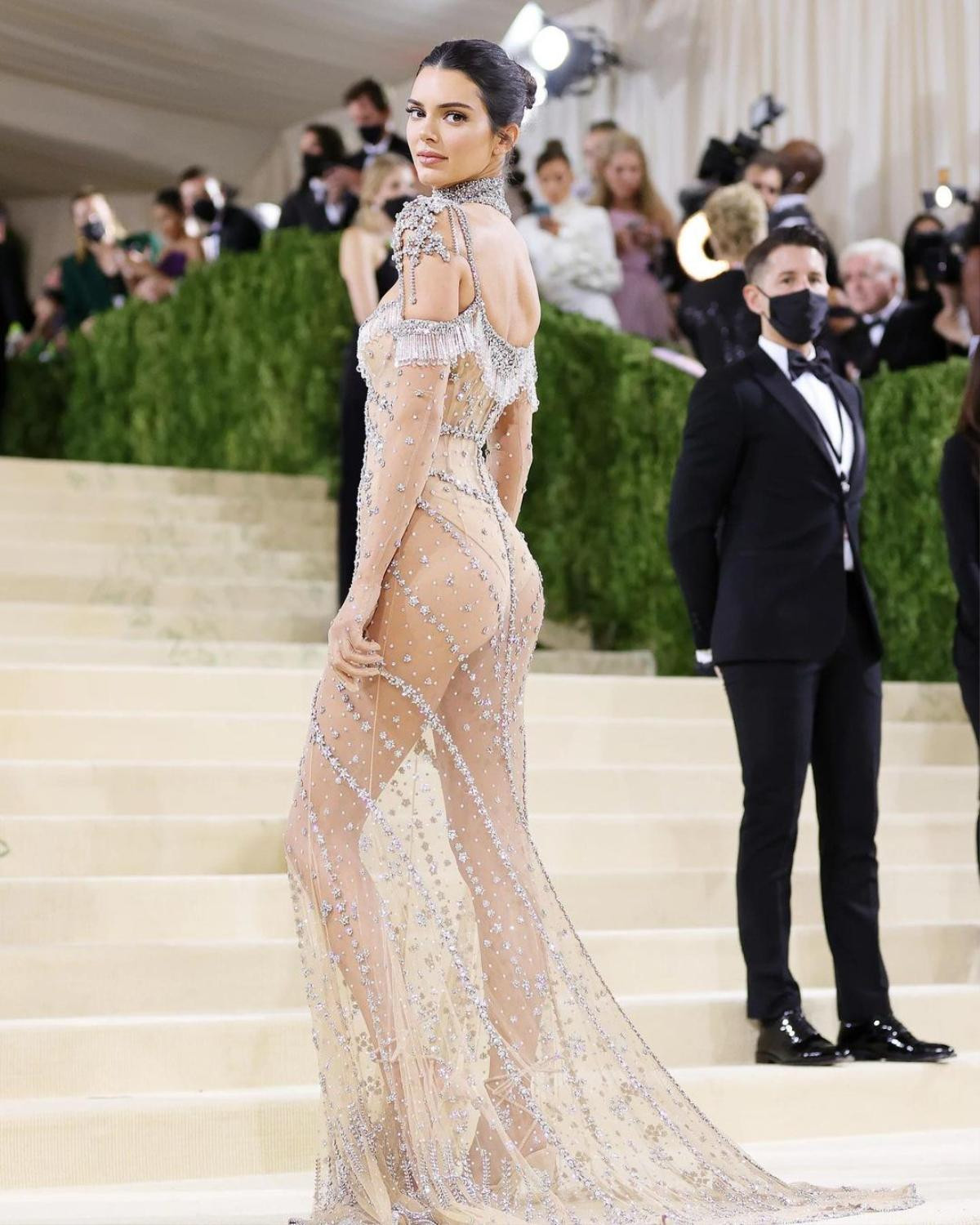 Hương Giang mặc đầm của Kendall Jenner, lộng lẫy ở thảm đỏ Met Gala, chuyện gì đây? Ảnh 3