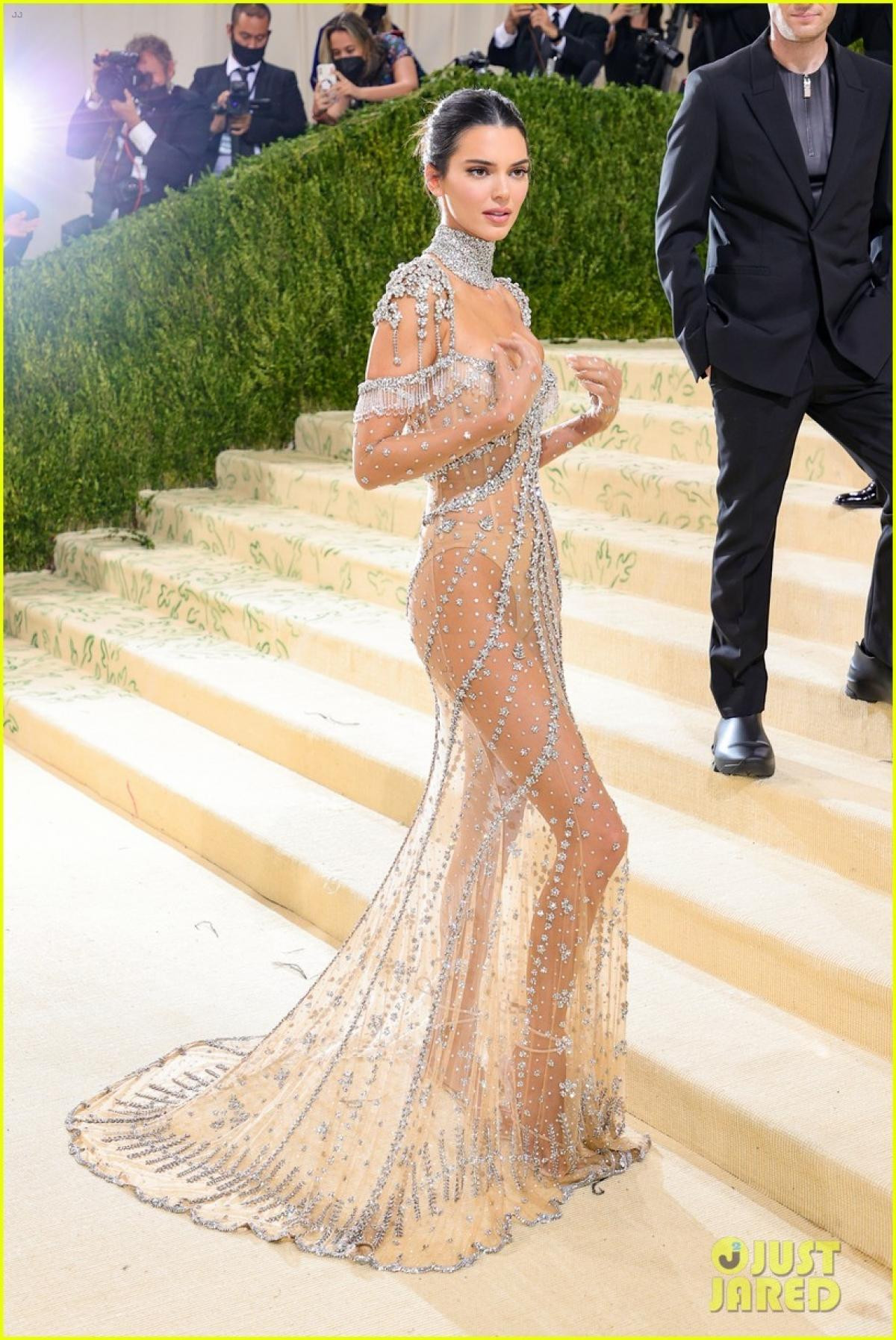 Hương Giang mặc đầm của Kendall Jenner, lộng lẫy ở thảm đỏ Met Gala, chuyện gì đây? Ảnh 5