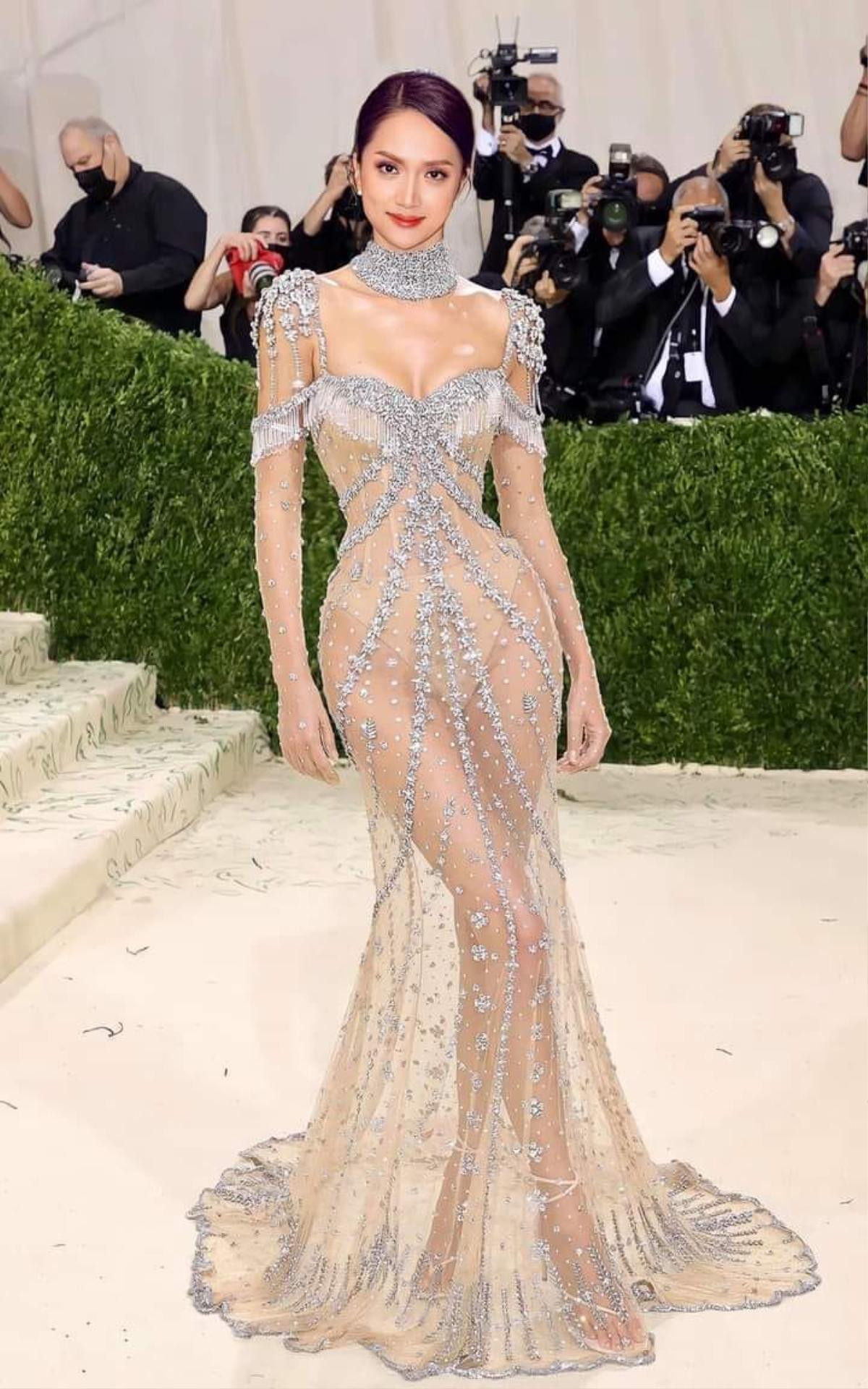 Hương Giang mặc đầm của Kendall Jenner, lộng lẫy ở thảm đỏ Met Gala, chuyện gì đây? Ảnh 2